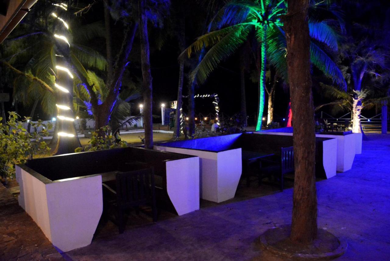Tsunami Beach Hotel Vịnh Arugam Ngoại thất bức ảnh
